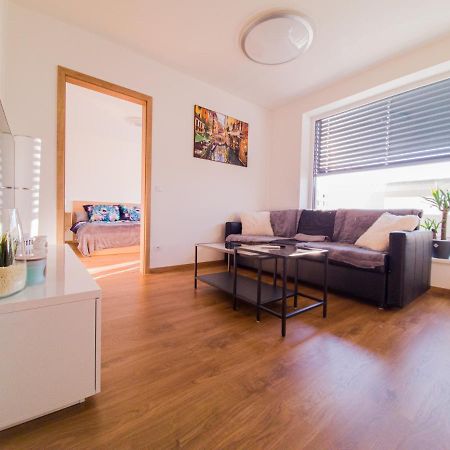 Апартаменты Modern Flat With Large Terrace Градец-Кралове Экстерьер фото