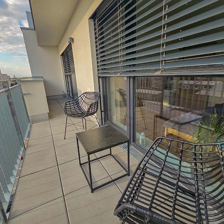 Апартаменты Modern Flat With Large Terrace Градец-Кралове Экстерьер фото