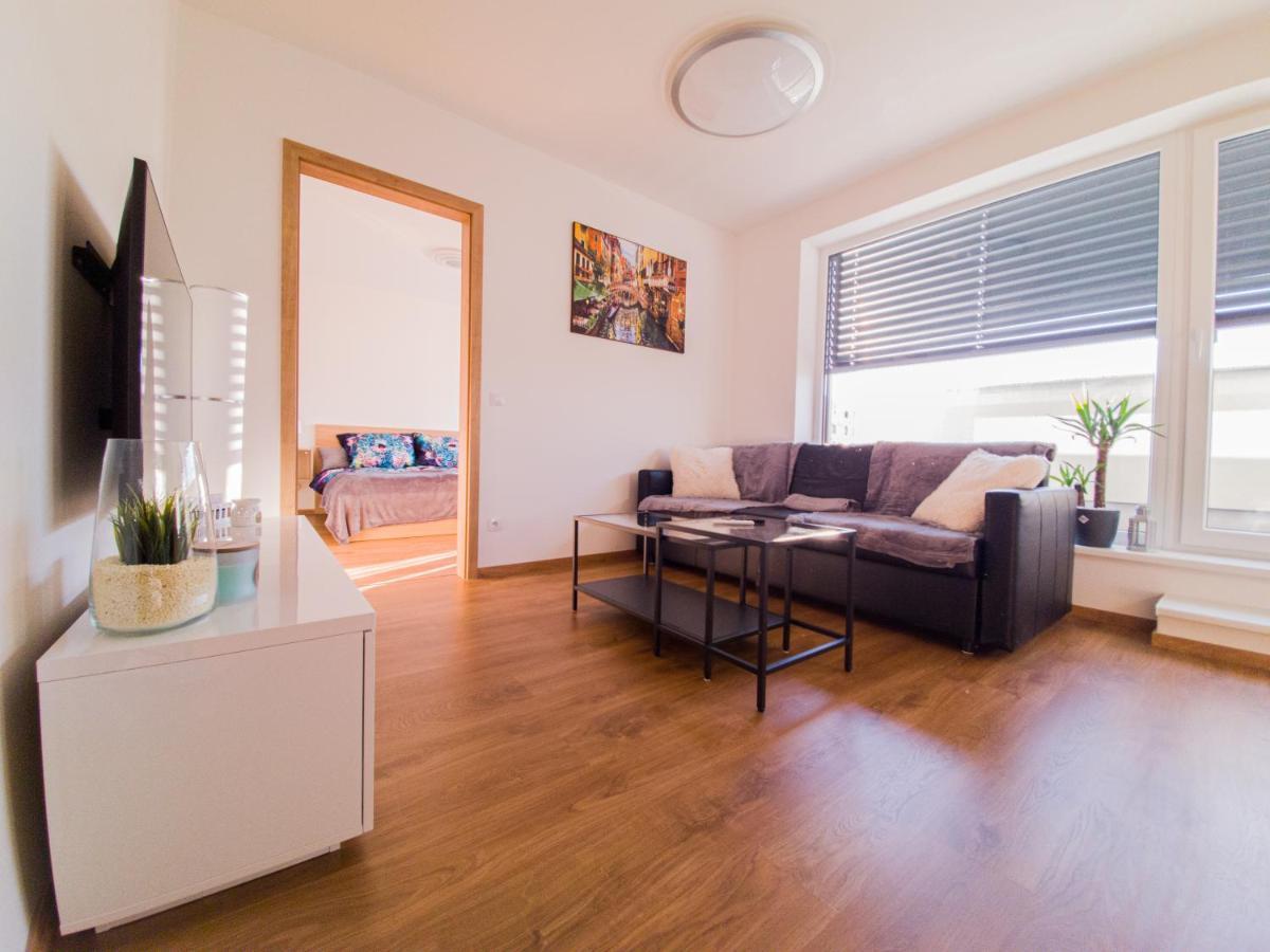 Апартаменты Modern Flat With Large Terrace Градец-Кралове Экстерьер фото