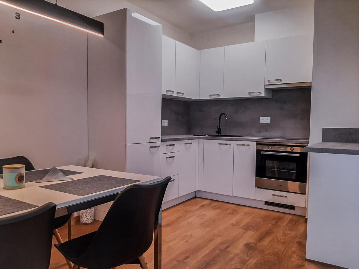 Апартаменты Modern Flat With Large Terrace Градец-Кралове Экстерьер фото