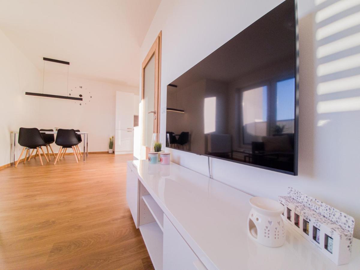 Апартаменты Modern Flat With Large Terrace Градец-Кралове Экстерьер фото