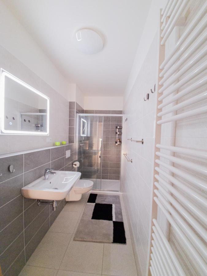 Апартаменты Modern Flat With Large Terrace Градец-Кралове Экстерьер фото
