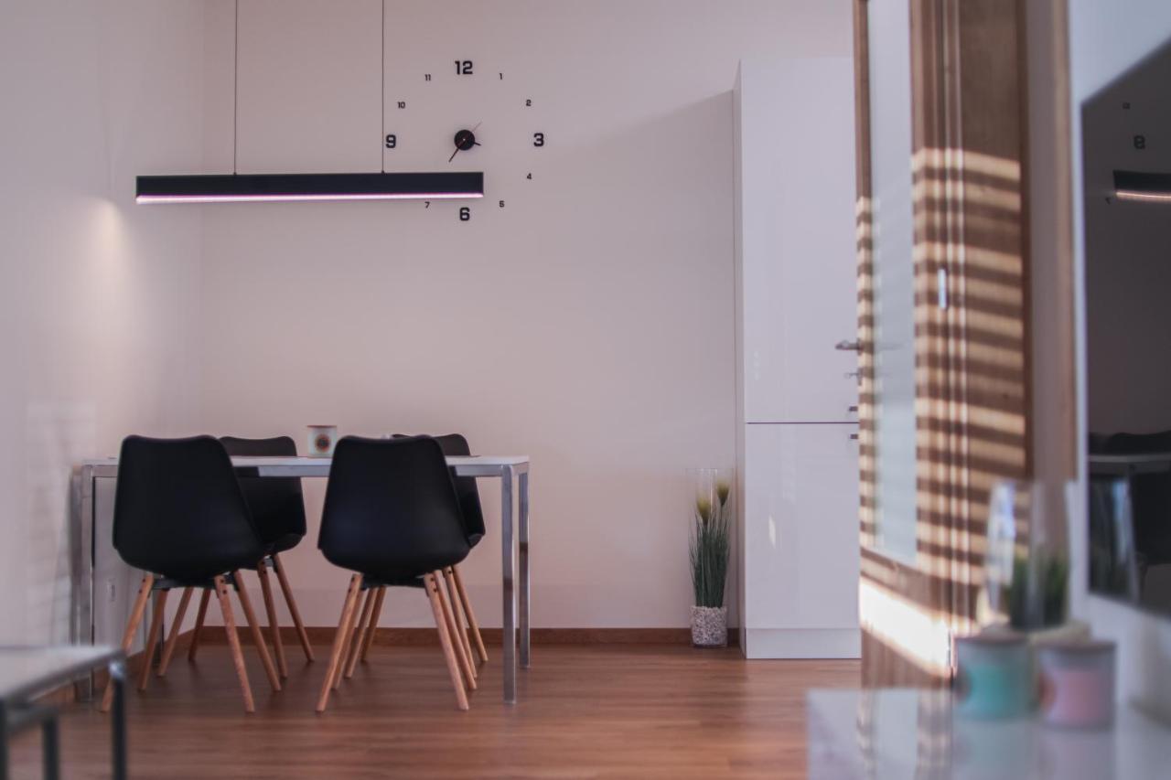 Апартаменты Modern Flat With Large Terrace Градец-Кралове Экстерьер фото