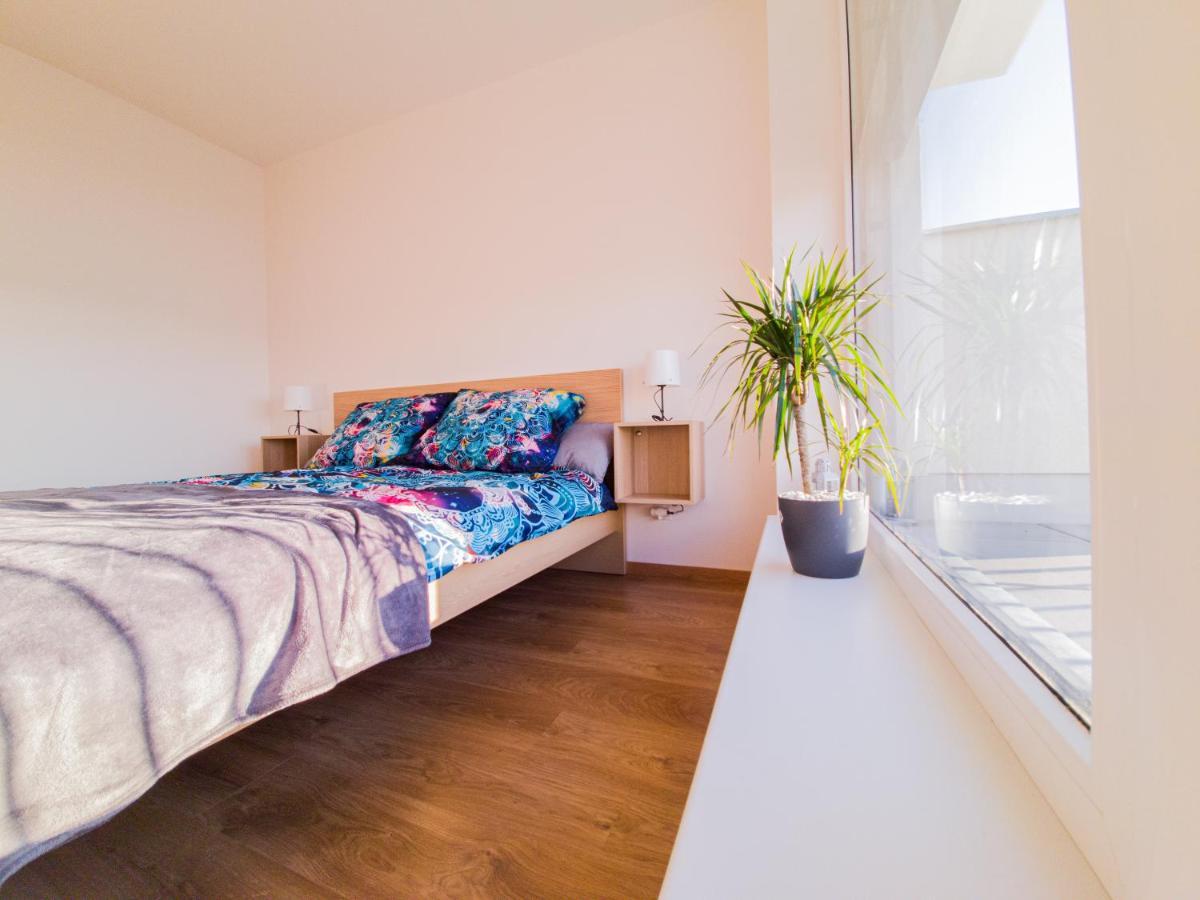 Апартаменты Modern Flat With Large Terrace Градец-Кралове Экстерьер фото