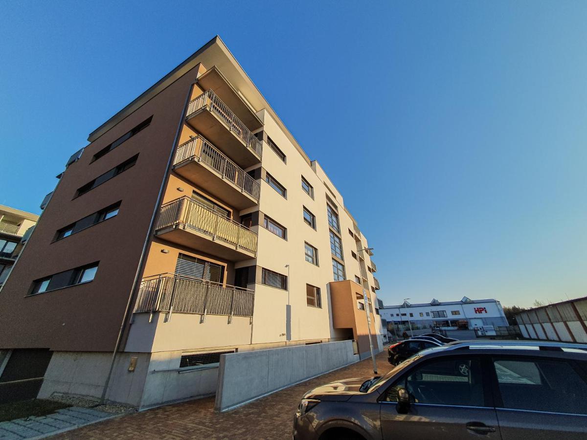 Апартаменты Modern Flat With Large Terrace Градец-Кралове Экстерьер фото