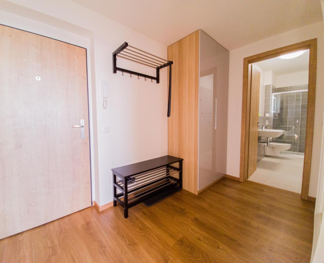 Апартаменты Modern Flat With Large Terrace Градец-Кралове Экстерьер фото