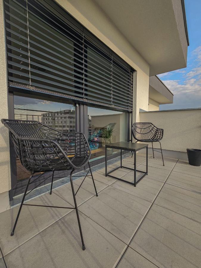 Апартаменты Modern Flat With Large Terrace Градец-Кралове Экстерьер фото